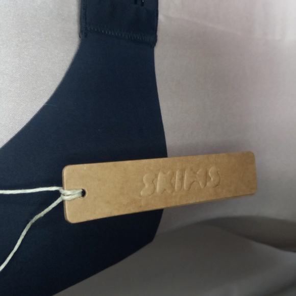 Skims - Picture 4 of 5